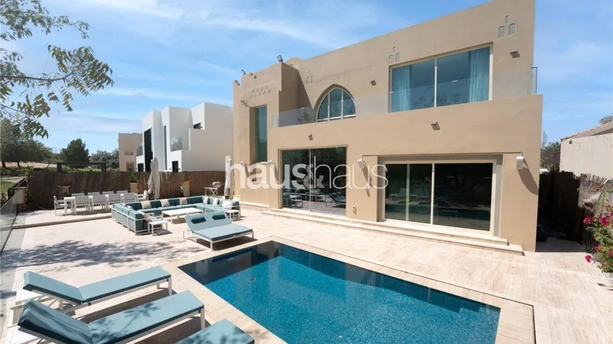Villa de 4 dormitorios en Jumeirah Islands, UAE No. 772