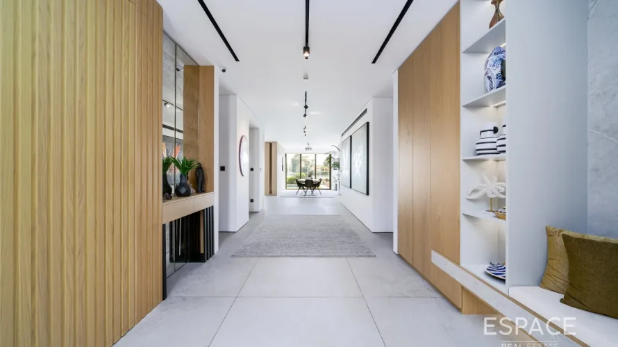 Villa de 5 dormitorios en The Lakes, UAE No. 1017