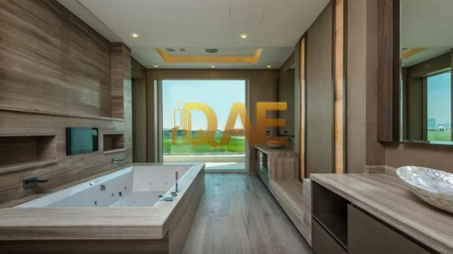 Villa de 7 dormitorios en Emirates Hills, UAE No. 160