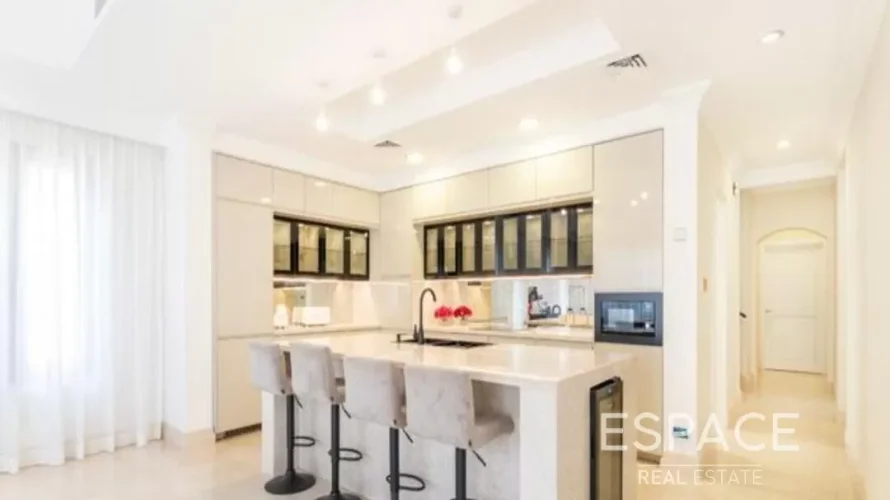 Villa de 6 dormitorios en Aseel, UAE No. 1025