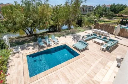 Villa de 4 dormitorios en Jumeirah Islands, UAE No. 772