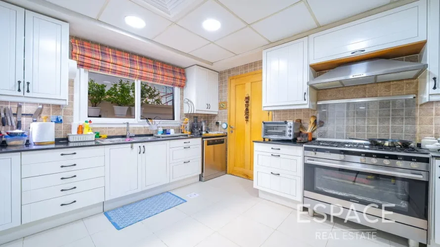 Villa de 5 dormitorios en Meadows 1, UAE No. 1049 № 2