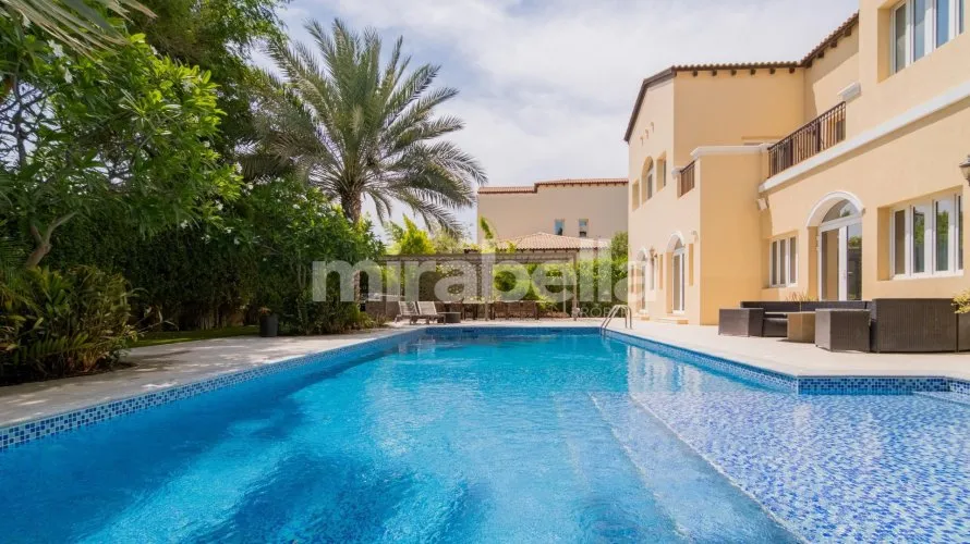 Villa de 4 dormitorios en Earth, UAE No. 305