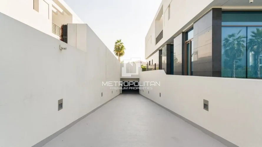 Villa de 8 dormitorios en District One, UAE No. 674 № 12