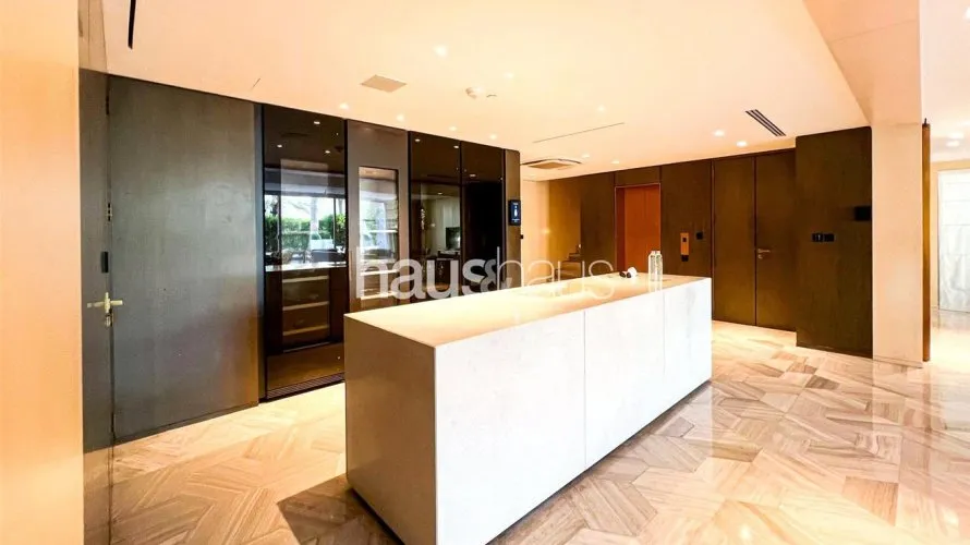 Villa de 5 dormitorios en FIVE Palm Jumeirah, UAE No. 828 № 2