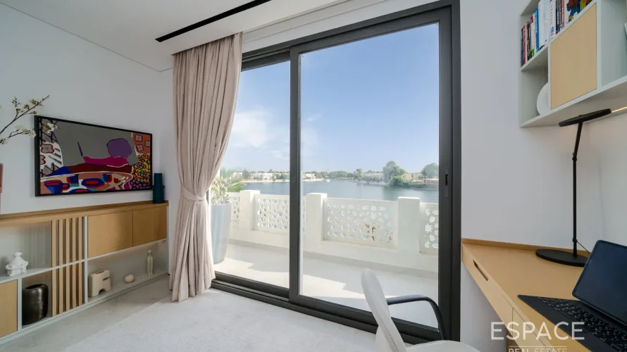 Villa de 5 dormitorios en The Lakes, UAE No. 1017 № 11