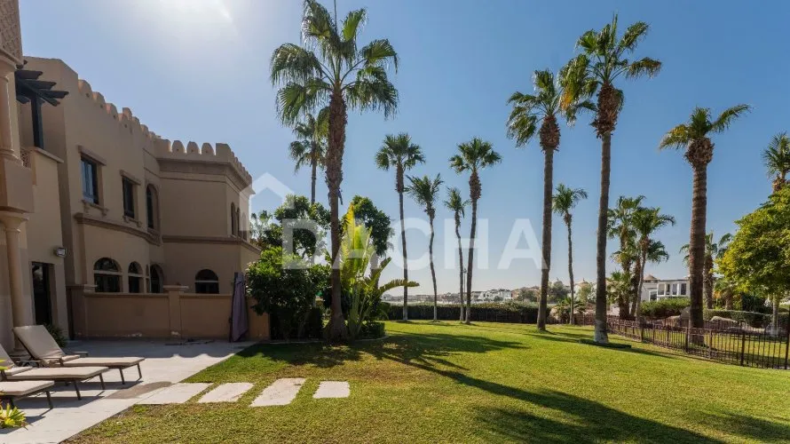 Villa de 4 dormitorios en Canal Cove Villas, UAE No. 2483 № 1