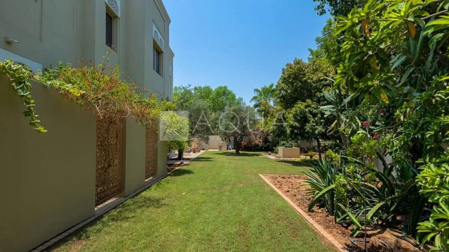 Villa de 6 dormitorios en Al Barari Villas, UAE No. 2500