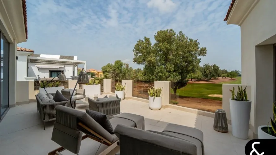 Villa de 5 dormitorios en Jumeirah Golf Estates, UAE No. 2301