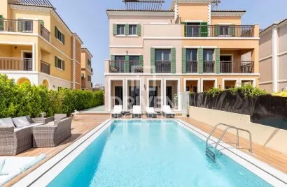 Villa de 4 dormitorios en Jumeirah, UAE No. 3674
