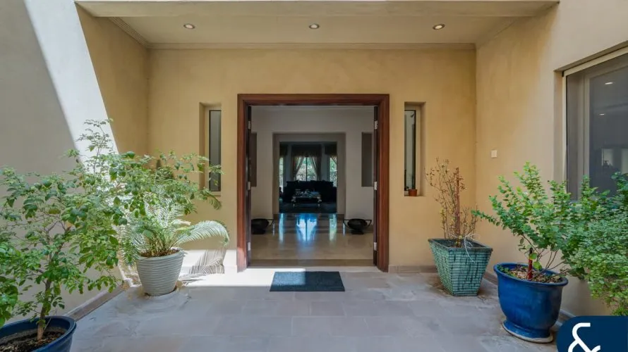 Villa de 5 chambres à Meadows, UAE No. 1320 № 1