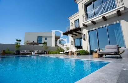 Villa de 4 chambres à Abu Dhabi, UAE No. 2564