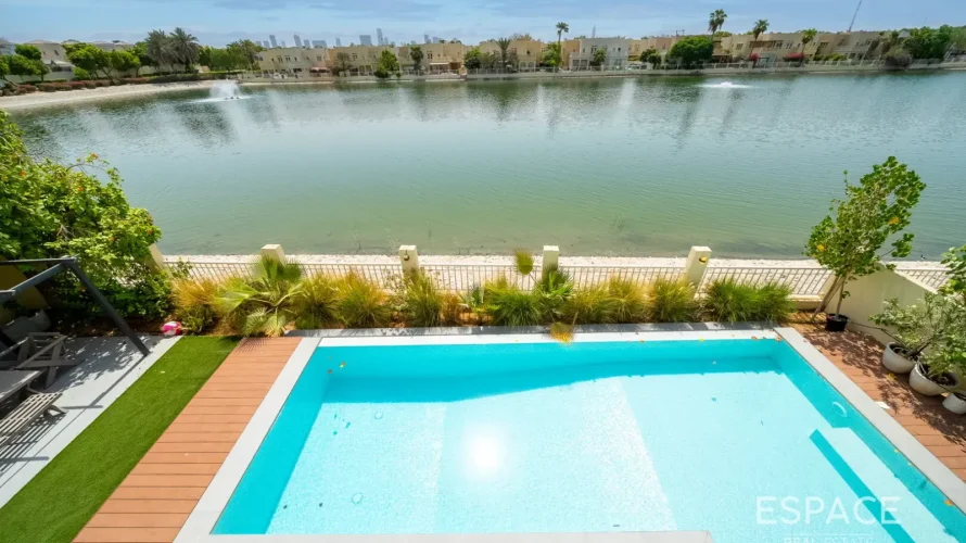 Villa de 4 chambres à The Lakes, UAE No. 2970 № 1
