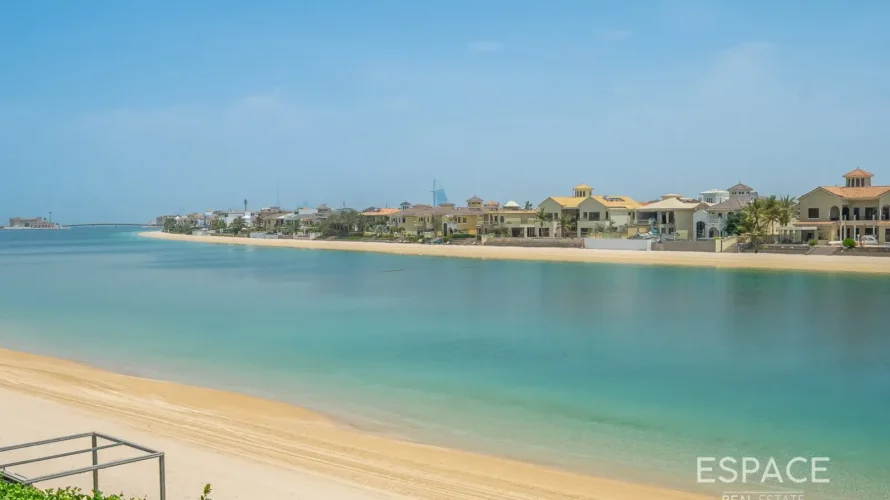 Villa de 4 chambres à Palm Jumeirah, UAE No. 3019 № 1