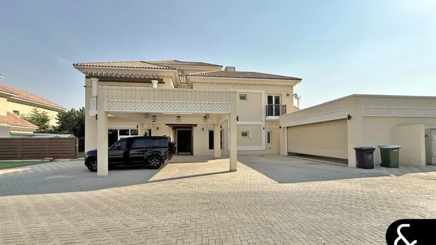 Вилла с 6 спальнями в  Dubai Land, Дубай, ОАЭ №1606