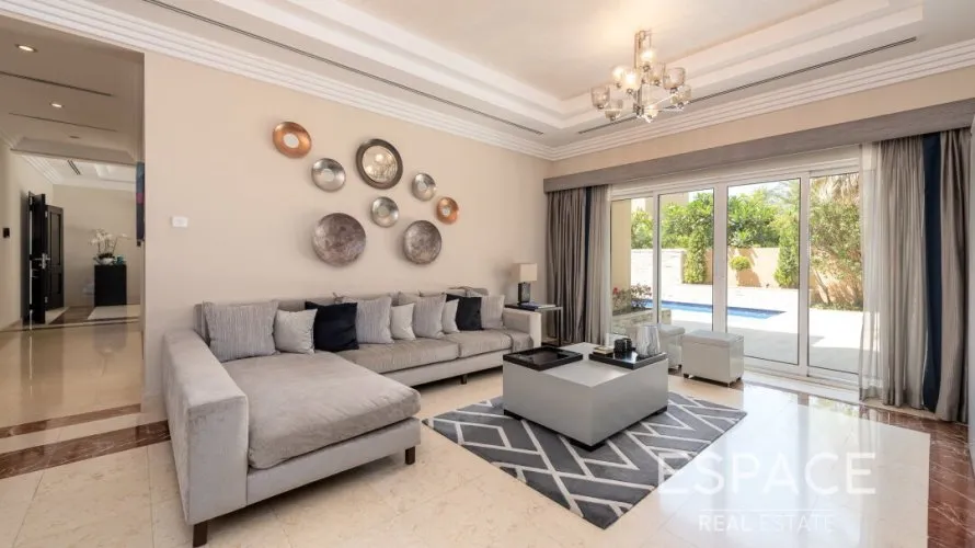 6 bedrooms villa for sale , Dubai, UAE No. 1028 № 1