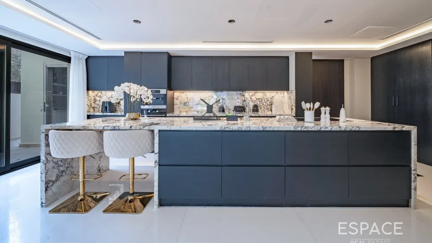 6 bedrooms villa for sale , The Lakes, Dubai, UAE No. 1038 № 1