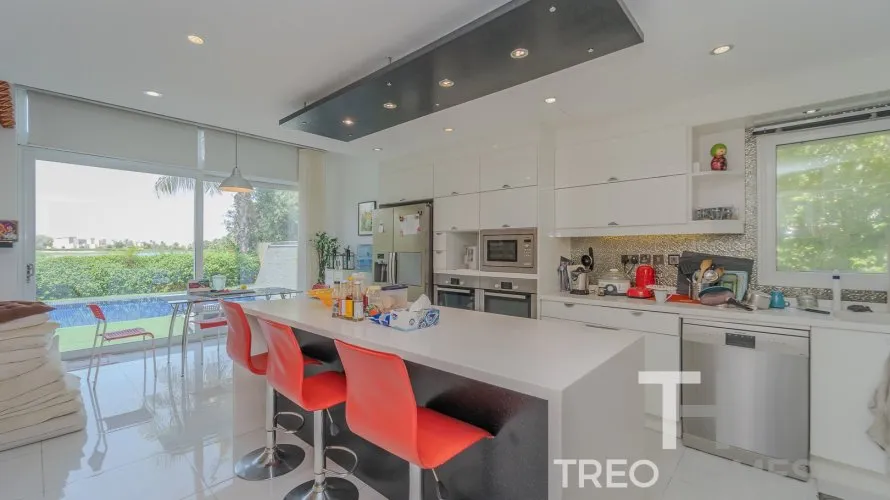 5 bedrooms villa for sale , Meadows, Dubai, UAE No. 680 № 2