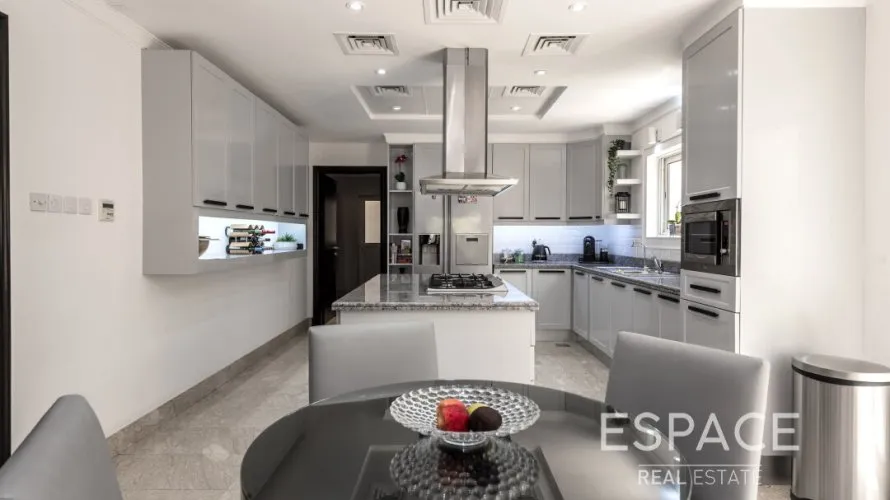 6 bedrooms villa for sale , Dubai, UAE No. 1028 № 3