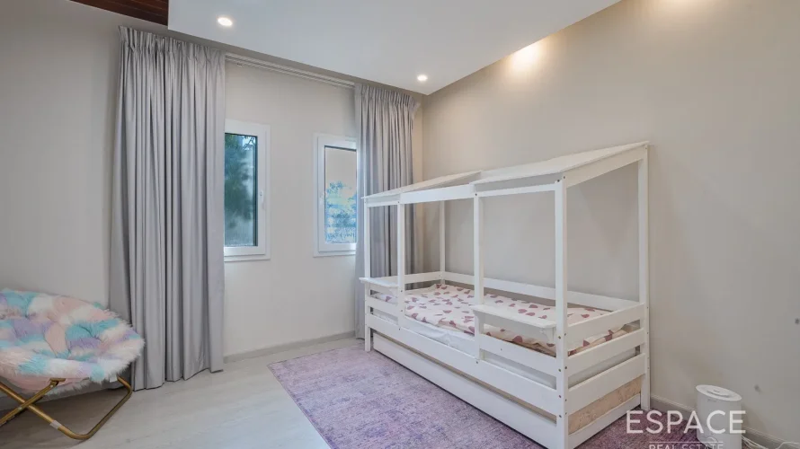 6 bedrooms villa for sale , Meadows, Dubai, UAE No. 1022 № 16